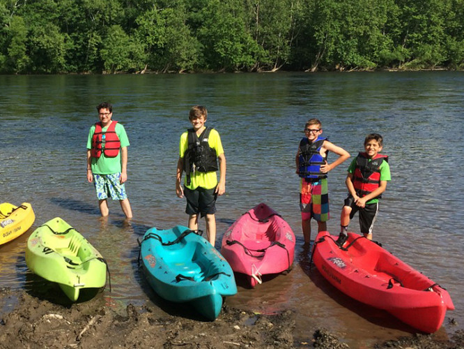 kayakingstanding2lehighdelawareriver Twin Rivers Tubing